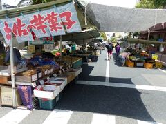 さて、今日は日曜日。

高知城から続くご城下では道路を片側1車線封鎖して日曜市開催中です。
