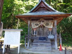 1300年代から近隣の人々に崇敬されてきた神社だということです。拝殿は小さいですが、「戸ノ口堰洞穴」に面していて、立派な御神木をもつ神社でした。