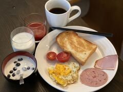 ニセコのアパートにて朝食

アンヌプリのソーセージ屋(エフエフ)で買ったハムが美味い

ヨーグルトにブルーベリーを入れて食べると美味い

トマトジュースも濃厚で美味い

ミニトマトも新鮮で美味い

牛乳も美味い

朝からなんもかんも美味すぎるぞー !!

あーーー幸せだ !!!
