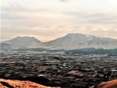 阿蘇北外輪山にある大観峰（標高９３６ｍ）から阿蘇カルデラと阿蘇五岳
　阿蘇五岳は、阿蘇山の中核をなす左から根子岳（１,４３３ｍ）、高岳（１,５９２ｍ）、中岳（１,５０６ｍ）、烏帽子岳（１,３３７ｍ）、杵島岳（１,３２１ｍ）の五山。釈迦の寝姿に見えるので涅槃像と呼ばれています。　