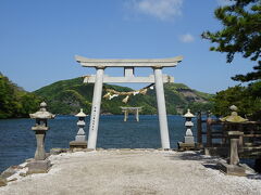 この陸地に立っている鳥居は三の鳥居です。
そして海中に見えるのが二の鳥居、さらにその奥に一の鳥居と並んでいます。