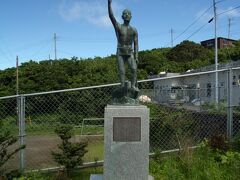 車に乗って、走るとこのような銅像に巡り合いました。
佐々木次郎太夫像です。
天明5（1785）年に起こった天明の大噴火で島民は八丈島へ避難、50年後の天保6（1835）年に故郷の青ヶ島へ戻れた復興の立役者です。