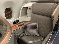 A350-900のビジネスクラスはスタッガードではなく直列タイプになっていました。
落ち着いた配色になっているのでリラックスできます。