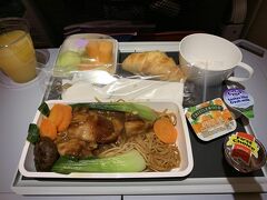 シンガポール空港到着2時間前に2食目を頂きました。
中華焼きそばを頂きます。