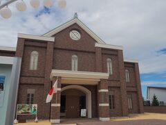 旭川駅からバスで約20分。
護国神社前で下車します。
きれいで新しい感じの建物でした。
ここは屯田兵による開拓の歴史、旭川を拠点にしていた陸軍第七師団の歴史や資料を展示されており、しかも無料という…！