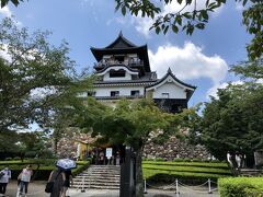 門を抜けるとすぐに見えます！”国宝犬山城”若干小ぶりですが風格のあるお城です。室町時代の天文6年（1537）に建てられ、天守は現存する日本最古の様式です！！