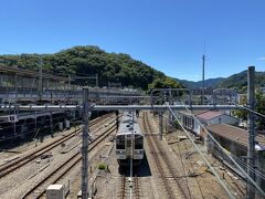 新宿から45分。
ようやく高尾に到着。
ちょうどこの後に乗る松本行きの電車がやってきました。