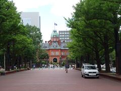 北海道庁旧本庁舎前の道に挟まれている広場
