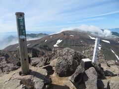 美瑛岳山頂。十勝岳にかかる雲は、こう見るとほとんど噴煙に見える。やはり、霧（雲）だと思っていたのは噴煙だったのか？