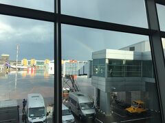 無事出国をすませて、いよいよ成田行きの飛行機に乗ります。その待ち時間に、何気なく窓の外を見たら、虹が出ているのが見えました！思わずパチリ。
そう、旅の終わった先にも、きっといいことがあるよね。