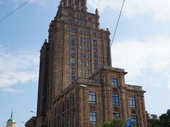 川沿いではありませんがとても良く目立つラトビア科学アカデミー　スターリン・クラシック様式のいかにもソ連という感じの大型ビル　聖ペトロ教会の塔より高い65mに展望台がありリガの街を一望することができます

展望台アクセスは1人5ユーロ　09:00から22:00まで営業しているので夜景も楽しめます　行き方は駅の南口(旧市街地ではない方)から徒歩でOK　嫌でも目立ちますので迷うことはありません