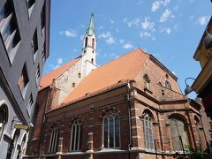 聖ヨハネ教会　入口に気づかず入りそびれた教会　聖ペテロ教会のすぐ近くに埋もれるように建つ大きな教会　リガで最も古い礼拝所としてもともとはドミニコ会修道院の礼拝堂として13世紀には建てられていたそうです

内観はオレンジ色の屋根と赤茶のレンガ壁の外観と真逆の白を基調とした美しい教会なのですが入口が分からず見れず終い・・・