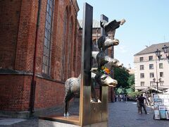 聖ペテロ教会の脇にあるブレーメンの音楽隊の銅像　ドイツのブレーメンが本家では?　と思ったらハンザ同盟で古くから歴史的に親交があり、姉妹都市になったリガにこの像が贈られたそうです