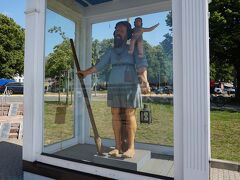 クリストファーの像　伝説の人物でかつてこの川のほとりに住み、人を背に乗せ川を渡せる仕事をしていた大男　ある日小さな子供に川をどうしても渡りたいと頼まれました　その日は悪天候でしたが断ることができず担いで川を渡り始めところ、子供はどんどん重くなっていきやっとの思いで対岸まで運ぶことができました

その後、その子供はキリストと判明し、彼はラトビアのクリストファーと呼ばれるようになったとか・・・　※クリストファーはキリストを運ぶ・担うものを意味し、3世紀半ばの半伝説的な殉教者の名前

担いでいた子供が重くなり金に変わってリガの町を買ったなど諸説あるようですが1510年頃には川辺にクリストファーの像が既に置かれていたそうです(オリジナルは近くのリガ航海史博物館にて展示されています)