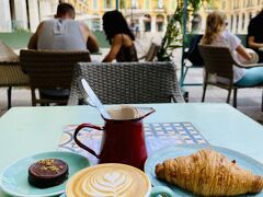 3日目のスタート

マヨール広場で朝ごはん。ホテルの朝食はケチってつけなかったので、毎日あちこちのカフェで朝ごはんを食べるのが楽しみでもあります。

Mise en place 