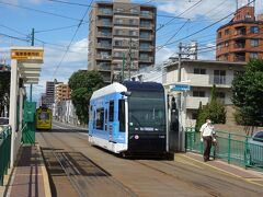 電車事業所前停留場で降りる。
最新の電車が来ました。