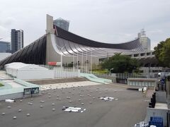 陸橋の上から代々木体育館を撮影