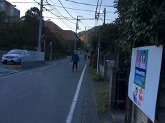 甲州街道を離れて横道に入ると細い登り坂になり、その途中に日本庭園があります。

