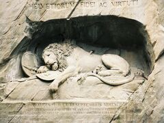 嘆きのライオン

フランス革命でルツェルン出身の傭兵が多数戦死。
彼らを追悼するために造られました。

くぼみの上に
HELVETIORUM FIDEI AC VIRTUTI
（スイス人の忠誠心と勇気に）
という言葉が刻まれています。

ルツェルン