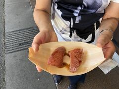 昼飯前ですが、ちょっと腹ごなしにA5ランク飛騨牛にぎりを食べてみました。路地では結構並んでいる店が多いのですが、たまたま通った158号沿いの店’匠家’は誰も並んでいなかったので、食べてみました。見てください！美味しそうでしょう？　っていうかスッゲ－旨い！トロでもない少しだけ炙った上等なお肉。歯ごたえもあってとろけます。脂も甘い、これは他では食べられないです。感動しました。