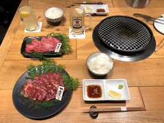 東京・大手町『大手町プレイス』2F【ZESSAN】

【神戸牛焼肉＆牛タン料理舌賛（ぜっさん）】でいただいたものの
写真。

この時はアルコールの提供もOKでした。
1杯だけいただいて、『フォーシーズンズホテル東京大手町』の
お部屋で冷蔵庫に冷やしてあるシャンパンを飲むことにします。

ん？これは神戸牛なの！？( 一一)

〇 ゆず蜜サワー　638円（税込）
〇 ジンビーム ハイボール　635円（税込）
〇 羽釜ご飯　308円（税込）×2
〇 神戸牛上カルビ（タレ）　1,375円（税込）×2
〇 神戸牛上ハラミ（タレ）　1,595円（税込）×2
〇 神戸牛壺漬けカルビ　1,650円（税込）

別途サービス料が5％加算されます。