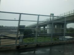 厚木駅を通過中。

名前は厚木ですが、海老名市に位置し、厚木市の中心駅は隣の本厚木駅。

厚木駅には急行以上の優等列車は停車しませんが、JR相模線との乗り換えが便利な駅です。