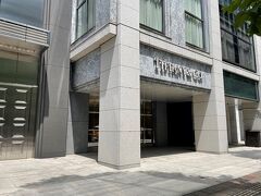 東京・丸の内「Tiffany & Co.」

「丸の内仲通り」にある「ティファニー」丸の内店の
写真。

こちらの前に複合施設『丸の内ブリックスクエア』があります。