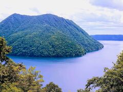 展望台から湖水面や摩周岳（カムイヌプリ）との距離が近く、絶景スポットの１つですね(^o^)

カムイヌプリは「神の山」を意味するそうですφ(..)