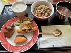 ホテルの朝食です。
今度は沖縄そばとじゅうしいとゴーヤちゃんぷるーとラフティーがあってだいぶ沖縄っぽくなってますね。