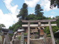 車を50分ほど走らせて、雲南市にある須我神社にやってきました。
古事記に記される日本で最初の御宮です。和歌発祥の地としても有名ですね。
三種の神器の一つである「天之叢雲剣（あめのむらくものつるぎ）」は、この地から天照大御神に献上したという言い伝えもあるそうです。