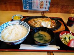 北海道札幌「きそば 札幌 小がね 」
室蘭カツ丼

https://tabelog.com/hokkaido/A0101/A010303/1012729/

室蘭のカツ丼はカツ皿で出てくるみたいです＾＾；