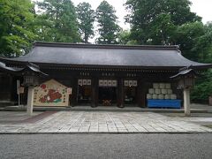 また、源頼朝創建、足利義稙再建、佐々成政改修と伝わる本殿は、神社としては北陸最大で国の重要文化財となっています。