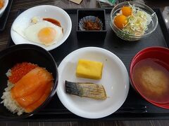 旅行3日目の朝を迎えました。
ドーミーインの朝食です。鮭とイクラをご飯にのっけて海の親子丼(^o^)