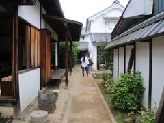 犬山城城下町に残っている旧磯部家住宅にやってきました。無料で見学できるスポットで元々は呉服屋だったそうです。いくつか建築物があり江戸末期から明治期にかけての建築だそうです。