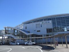 ●二戸駅

旅の１日目の朝、「東京駅」から東北新幹線に乗り、岩手県内陸部の北端に位置し、青森県との県境にも近い「二戸駅」へとやってきました。
こちらの駅に降りたのは今日が初めてで、新幹線の停車駅だけあって駅前もきれいに整備されています（人影はまばらですが・・・）。

ここから２日間の旅をスタートさせますが、今回訪れるエリアを公共交通機関だけで巡るのは大変なので、最後までレンタカーを利用します。