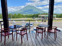 テラス席から羊蹄山

この眺望はニセコの中でもここからだけ

特等席です

前にコンドミニアムとか建たない事を祈ります