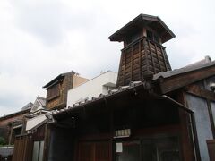 城下町の本町通を歩いていると火の見櫓がありました。もちろん復元ですが１７３２年に火の見櫓が造られた記録がありそれがこの場所付近と推定されているそうです。
本町通には高札場もあり犬山城下町で一番にぎわった場所だったようです。