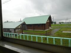 月ヶ岡駅。ログハウス風の駅舎があります。比較的整備されている駅です。
