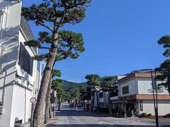 目の前は神門通り。
写真の奥方向に出雲大社があります。
出雲大社ビギナーなので参拝方法とか調べていたら、最初に稲佐の浜へ行って浜の砂を持ち帰ってから参拝して出雲大社の砂と交換すると良い！みたいな事が書かれてました。
