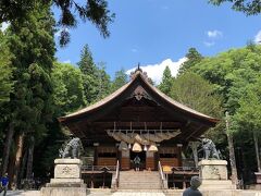 諏訪大社下社秋宮

立派な注連縄がかかっています。