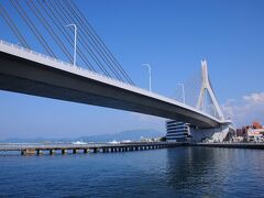 ワ・ラッセの裏にある道を歩いて『青森ラブリッジ』へと向かう。
その道からは、港を跨ぐ『青森ベイブリッジ』が望めた。

※現在、写真手前には『あおもり駅前ビーチ』があります。