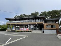 この建物はお土産屋さんです。
ここで少しお土産を買いました。