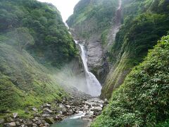 迫力満点！落差日本一の称名滝に到着しました！！
水煙を上げながら一気に流れ落ちるその落差は350mにもなります。
汗だくの身体に水煙が涼しい！