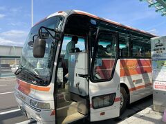 晴天の函館空港に到着！

やっぱり灼熱の関東より涼しいぜ、北海道。

空港からはリムジンバスでホテルへ向かいます。
が
現金しか支払えないと聞いて、あせる。
なぜなら、最近電子決済で全く現金がないので・・・

どうにかクソダンナが現金を持ってたので無事乗車。
現金せめて数千円は持ち歩くことにしよう・・・