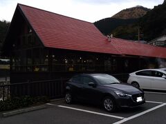 岡本屋旅館に向います。道の入り口を通り過ぎてしまったら、岡本屋売店の駐車場が。可愛いワンコちゃんが、お客さんに人気でした。