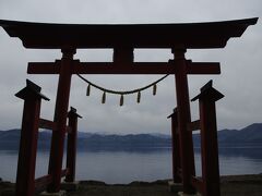 続いて御座石神社に来ました。
鳥居は、湖側にありました。