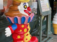 おっ、これは函館のご当地バーガーの店やん！

今回、絶対ラッキーピエロは食べようと思っているので、店内ちょこっと見てみようっと。