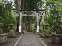 湖畔沿いを走り、十和田神社にやって来ました。