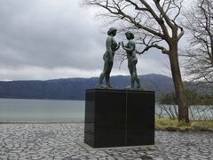 神社を後にして、違う参道を通って十和田湖畔に出てきました。
ちょうど乙女の像の所でした。