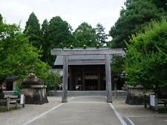 一ノ鳥居、木造の神明鳥居は2015年の伊勢神宮の豊受大神宮の北御門を移設したものです。